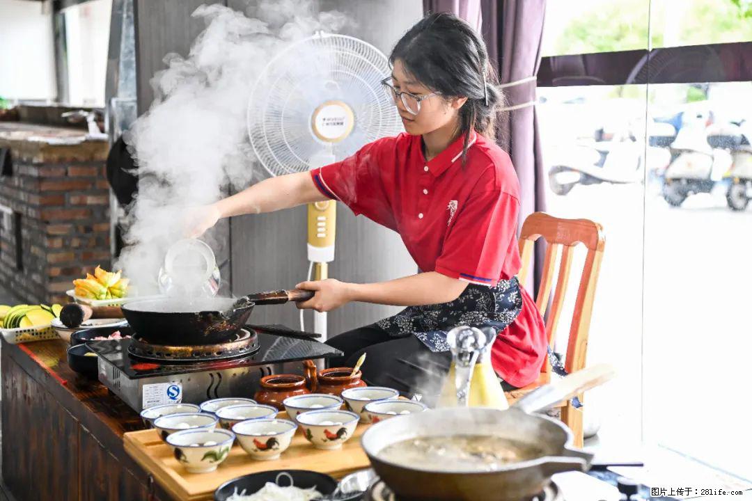 全网追的“扁担女孩”，找了一份暑假工，时薪12元 - 韶关生活资讯 - 韶关28生活网 sg.28life.com